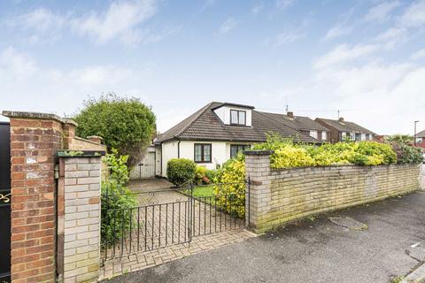 3 bedroom bungalow to rent, The Gardens, Feltham TW14