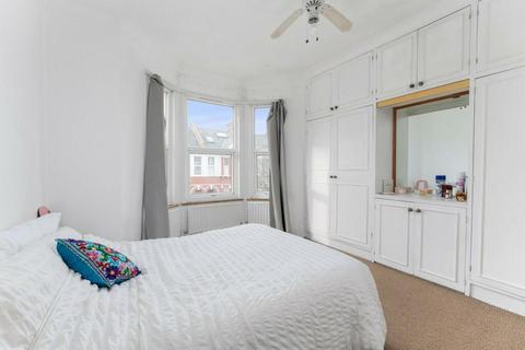 3 bedroom terraced house to rent, Dewey Street, London SW17