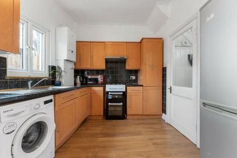 3 bedroom terraced house to rent, Dewey Street, London SW17