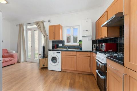 3 bedroom terraced house to rent, Dewey Street, London SW17