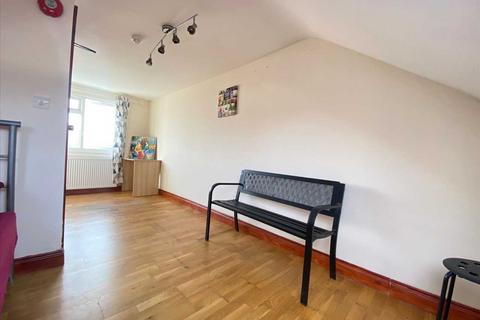 1 bedroom in a house share to rent, Keats Way, Greenford, Greenford