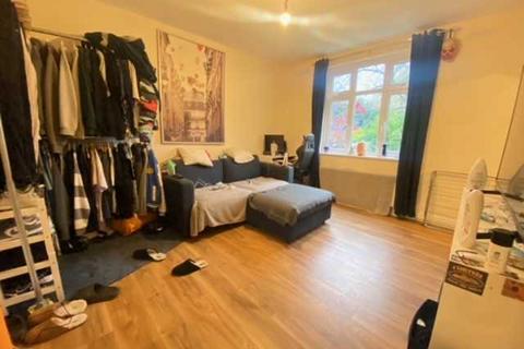 Studio to rent, Boston Road, Hanwell