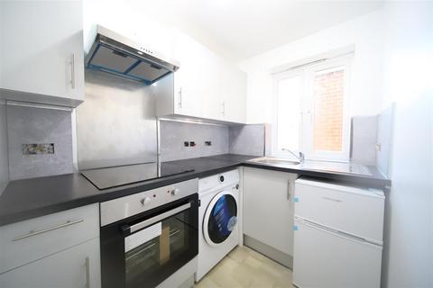 Studio to rent, Walsingham Close, Hatfield