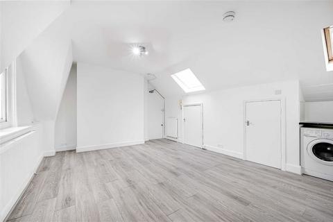 Studio to rent, Middlesex Street, London E1