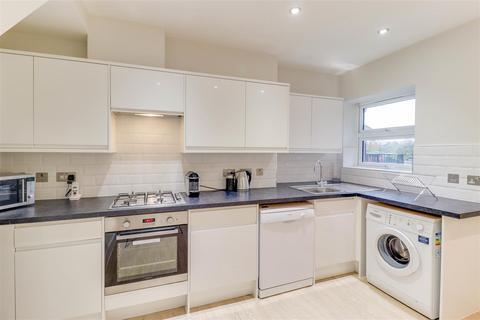 2 bedroom apartment to rent, High Street, Cranleigh GU6