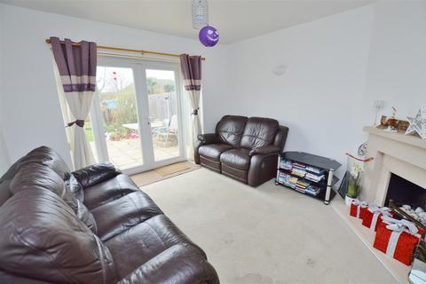 2 bedroom maisonette to rent, Meadow Close, St. Albans