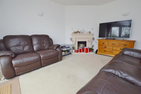 2 bedroom maisonette to rent, Meadow Close, St. Albans