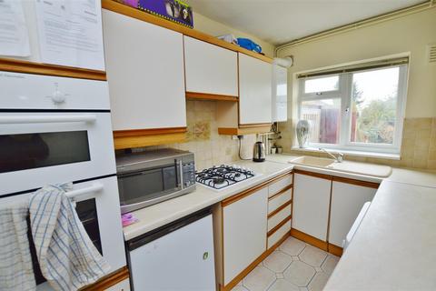 2 bedroom maisonette to rent, Meadow Close, St. Albans