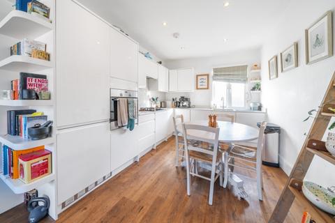 2 bedroom apartment to rent, Strathblaine Road Battersea SW11