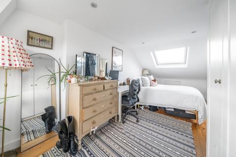 2 bedroom apartment to rent, Strathblaine Road Battersea SW11