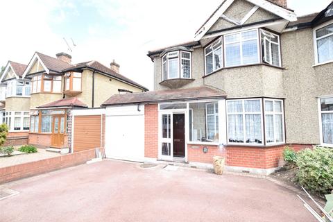 3 bedroom semi-detached house to rent, Woodlands Road, Romford RM1