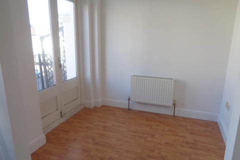 2 bedroom flat to rent, Cobham Road, Westcliff On Sea