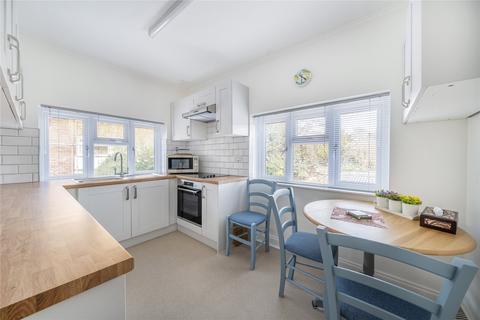 4, Hazelwood Court South Bank, Surbiton, KT6 6DE