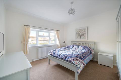 4, Hazelwood Court South Bank, Surbiton, KT6 6DE