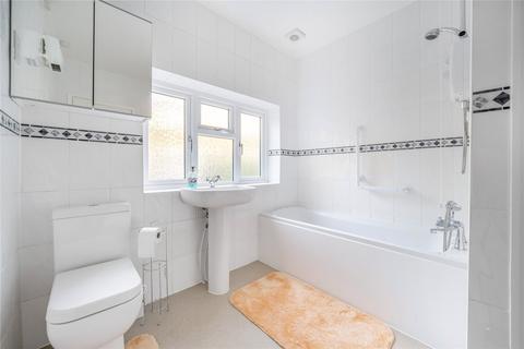 4, Hazelwood Court South Bank, Surbiton, KT6 6DE