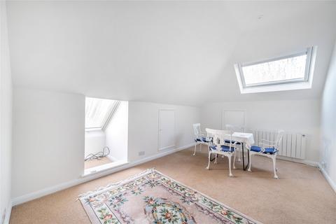 4, Hazelwood Court South Bank, Surbiton, KT6 6DE