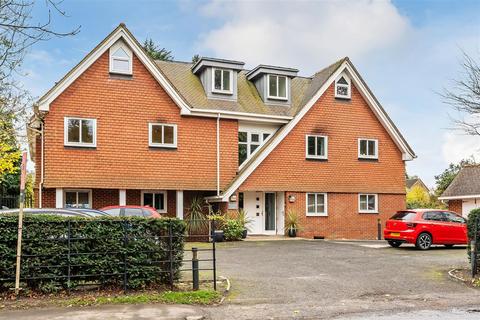 2 bedroom apartment to rent, Westhall Road, Warlingham