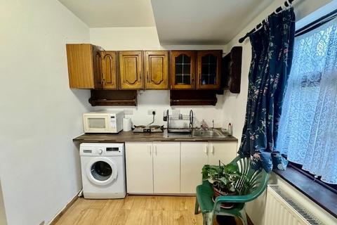 Studio to rent, Headstone Lane, Harrow HA2