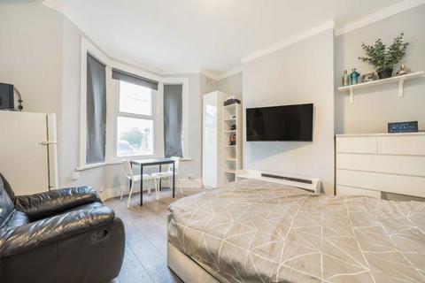 3 bedroom flat for sale, Blakemore Road, London SW16