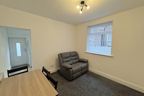 2 bedroom flat to rent, Grosvenor Road, Manchester, M16 8JP