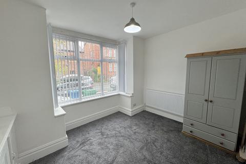 2 bedroom flat to rent, Grosvenor Road, Manchester, M16 8JP