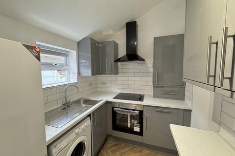 2 bedroom flat to rent, Grosvenor Road, Manchester, M16 8JP