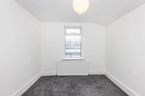 3 bedroom flat to rent, Morning Lane, London E9