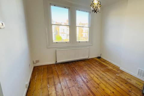 2 bedroom flat to rent, Baldry Gardens, London SW16