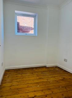 2 bedroom flat to rent, Baldry Gardens, London SW16