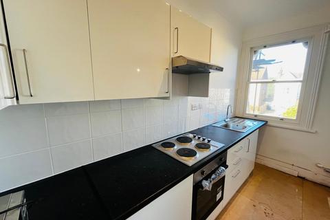 2 bedroom flat to rent, Baldry Gardens, London SW16