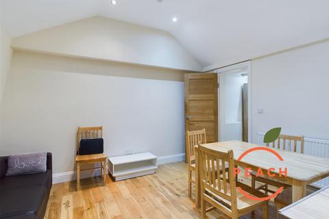 1 bedroom apartment to rent, Mare Street, London E8