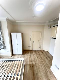 1 bedroom in a house share to rent, Hedge Lane, N13