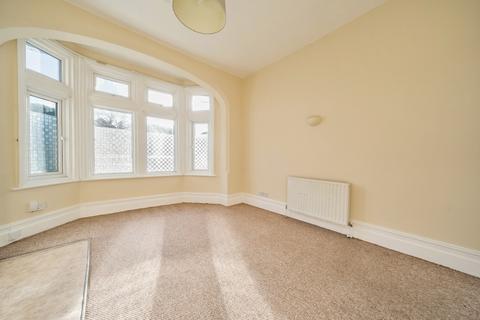 Studio to rent, Avenue South, Surbiton, KT5