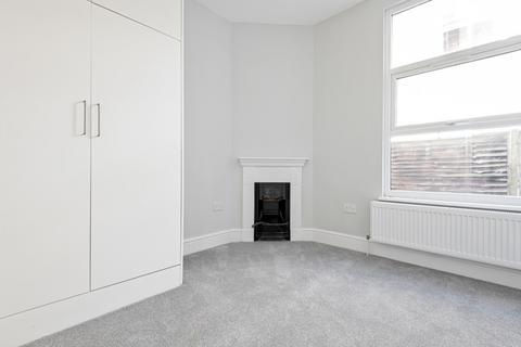 3 bedroom apartment to rent, Durnsford Road London SW19