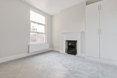 3 bedroom apartment to rent, Durnsford Road London SW19