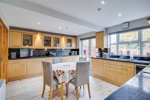 4 bedroom detached house for sale, Meadow Vale, Wakefield WF1