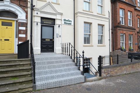 2 bedroom flat to rent, Cadogan Road, Cromer