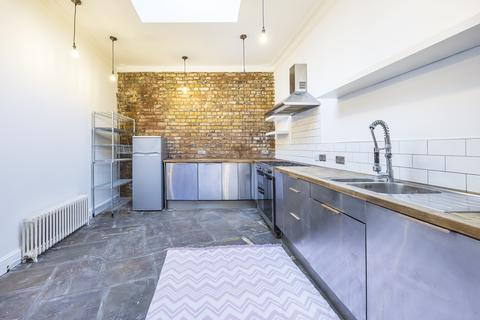 3 bedroom semi-detached house to rent, Morning Lane, London E9