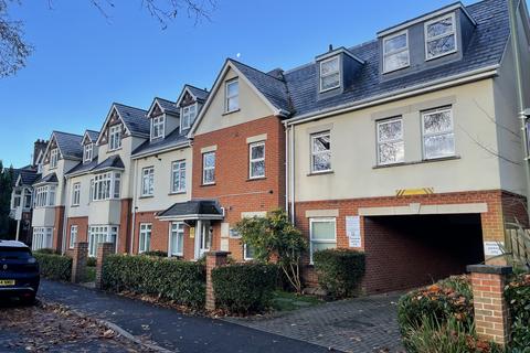 2 bedroom flat to rent, Woking GU21