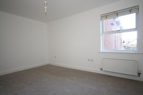 2 bedroom flat to rent, Woking GU21