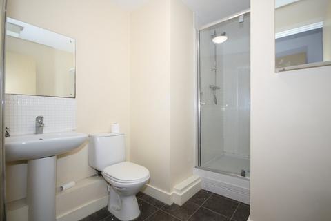 2 bedroom flat to rent, Woking GU21