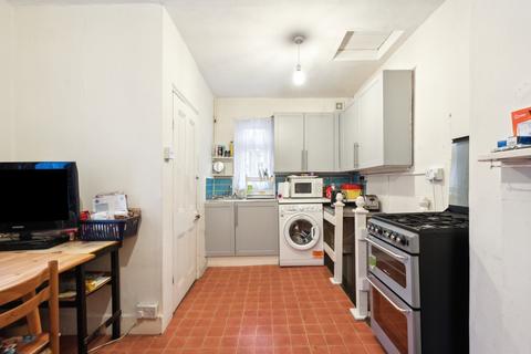 2 bedroom flat for sale, Bronsart Road, London