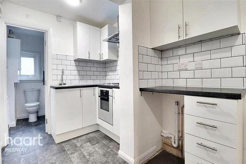 4 bedroom terraced house to rent, Salisbury Road, Chatham