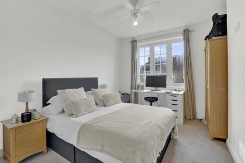 2 bedroom flat to rent, Tower Court, Frogmore, London