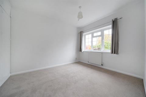 3 bedroom house to rent, Mount Hermon Close Woking