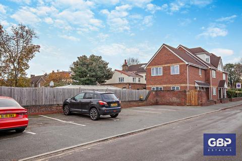 1 bedroom ground floor flat for sale, Poplar Street, Romford, RM7