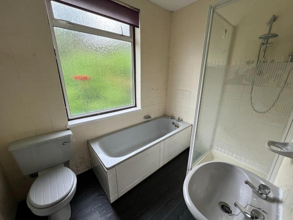 Bathroom - to rent.JPEG