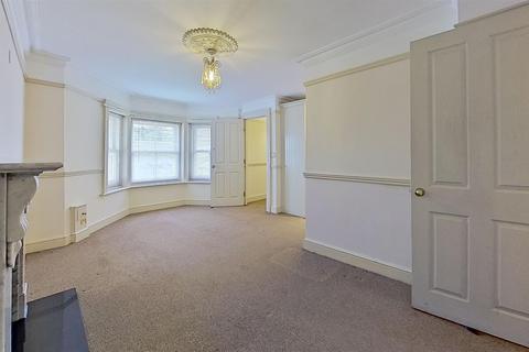 2 bedroom flat to rent, Marine Crescent, Folkestone