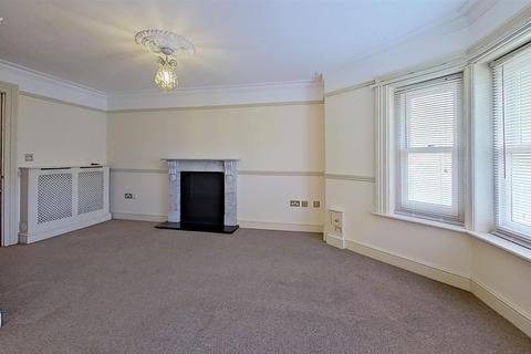 2 bedroom flat to rent, Marine Crescent, Folkestone