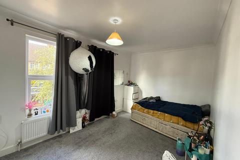 2 bedroom flat to rent, Vicarage Road, Watford WD18